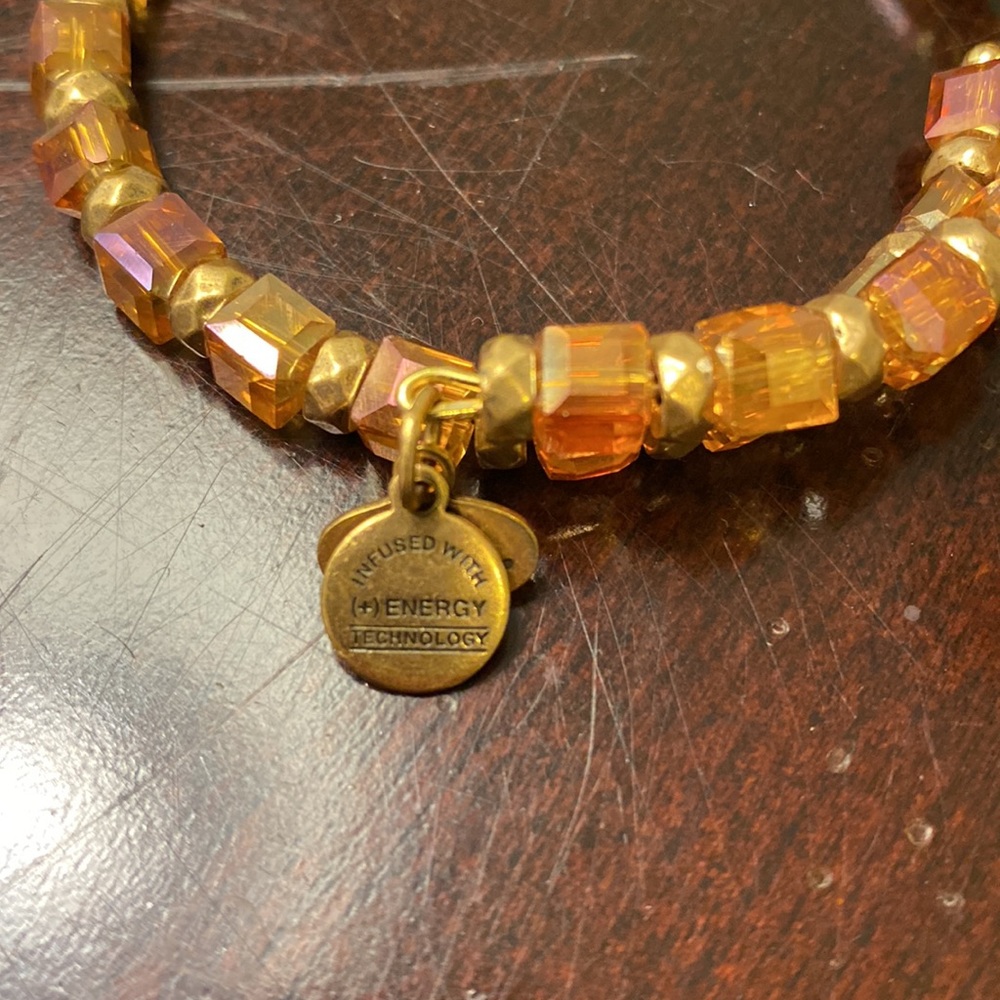 Bracelets (2) - Picture 2 of 10